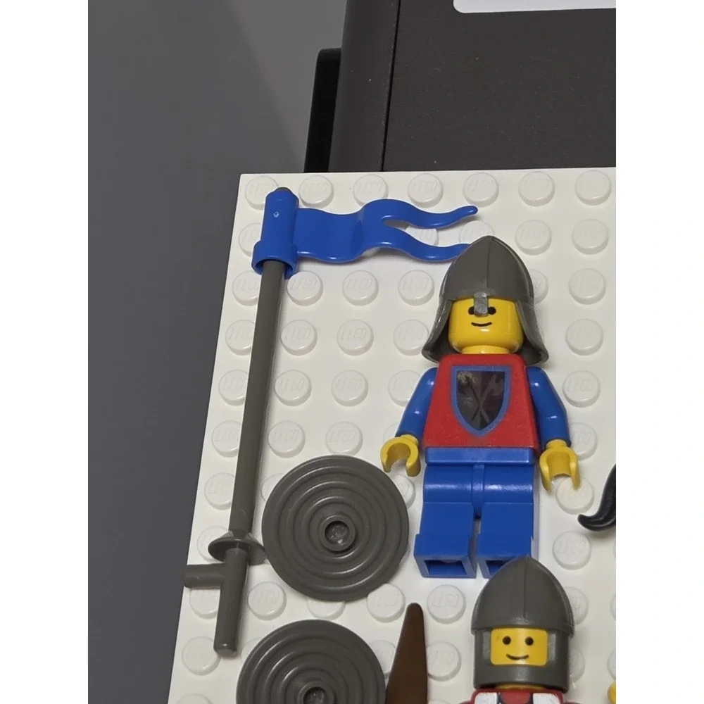 Vintage LEGO Knight Castle Forestmen Wolfpack Minifigures Minifig Weapon Shields